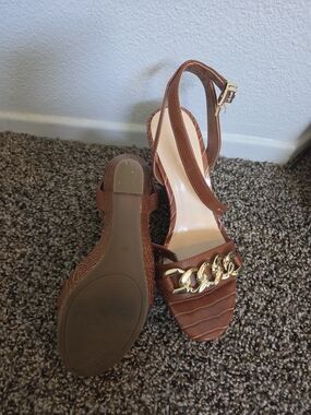GUESS Tales Cognac Croc-Embossed Chain Platform Wedge 🎉💕😘